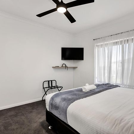 Coast Motel And Apartments Port Noarlunga Bagian luar foto