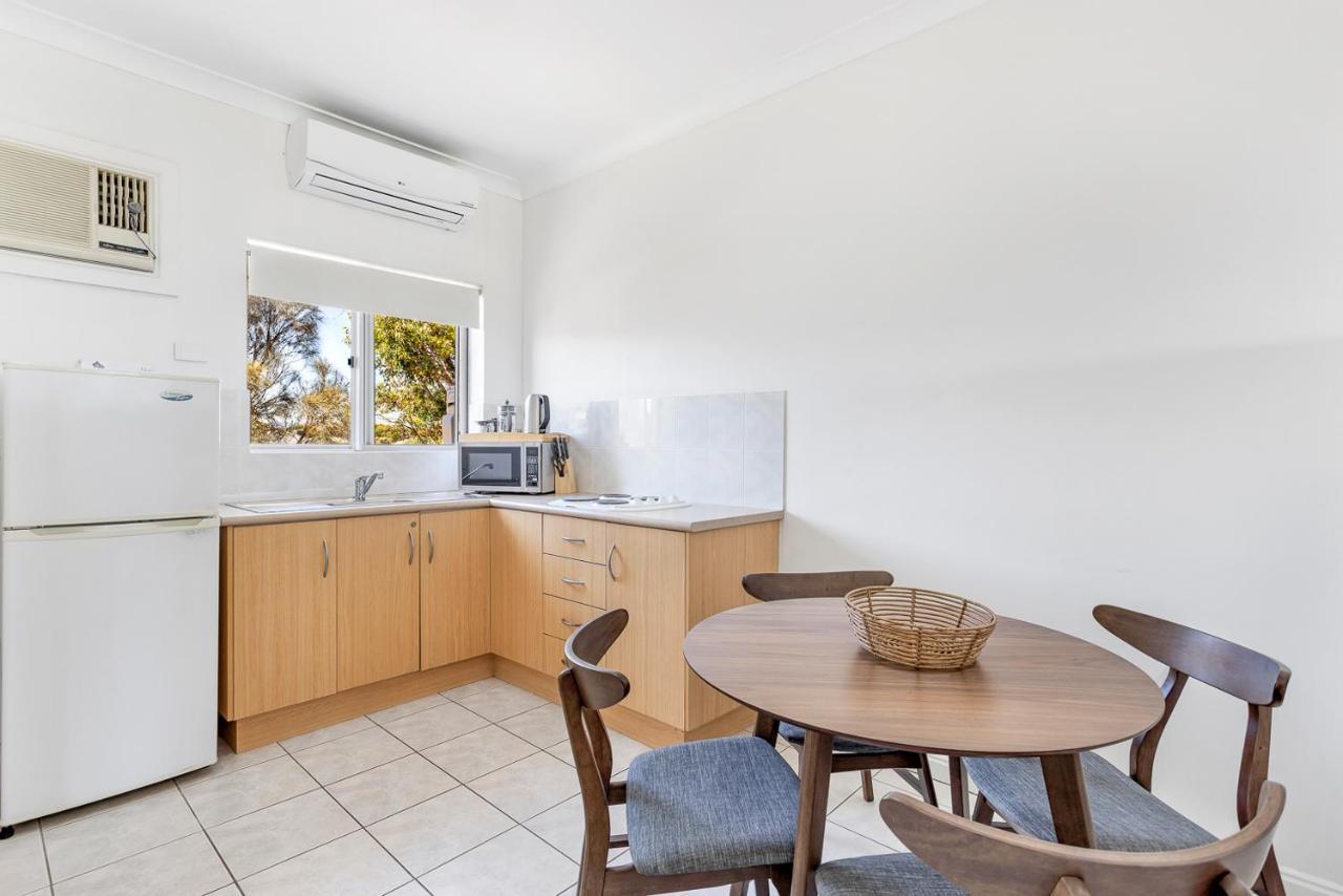 Coast Motel And Apartments Port Noarlunga Bagian luar foto