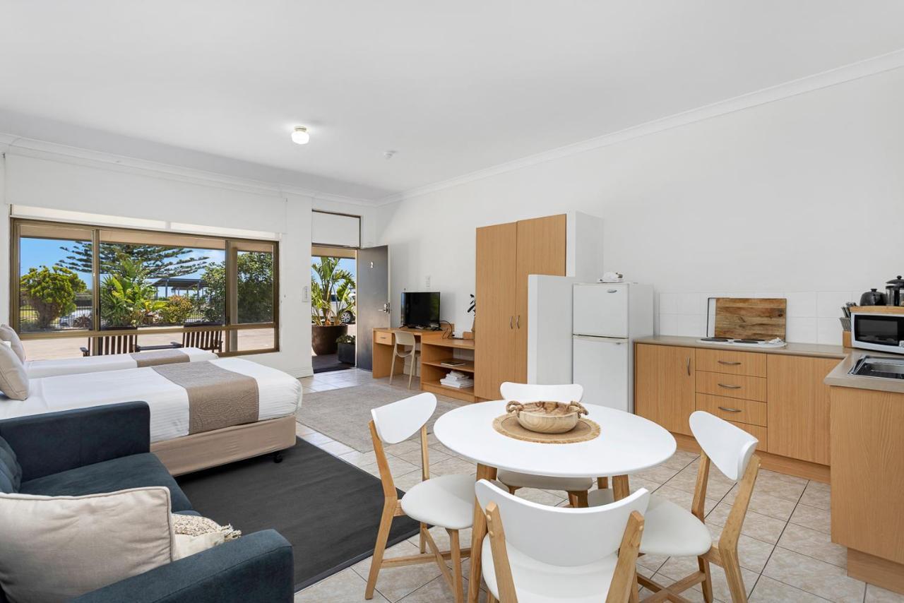 Coast Motel And Apartments Port Noarlunga Bagian luar foto